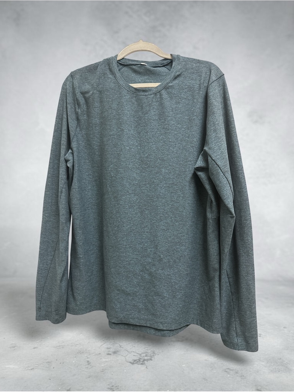 EUC Lululemon Men's Long Sleeve athletic long sleeve t-Shirt green/black SZ LG